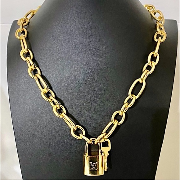Louis Vuitton Jewelry - Luxurious Authentic Louis Vuitton Gold Padlock Key Necklace Complimentary